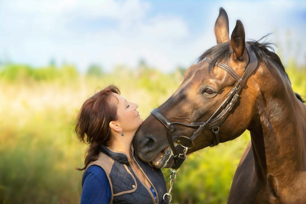 Žena na focení brand, která si fotí fotografie pro své podnikání s koňmi.