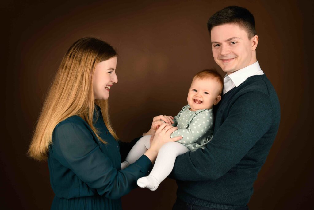 Mladá rodina se s dcerou fotí na rodinném focení v Praze na Letné.