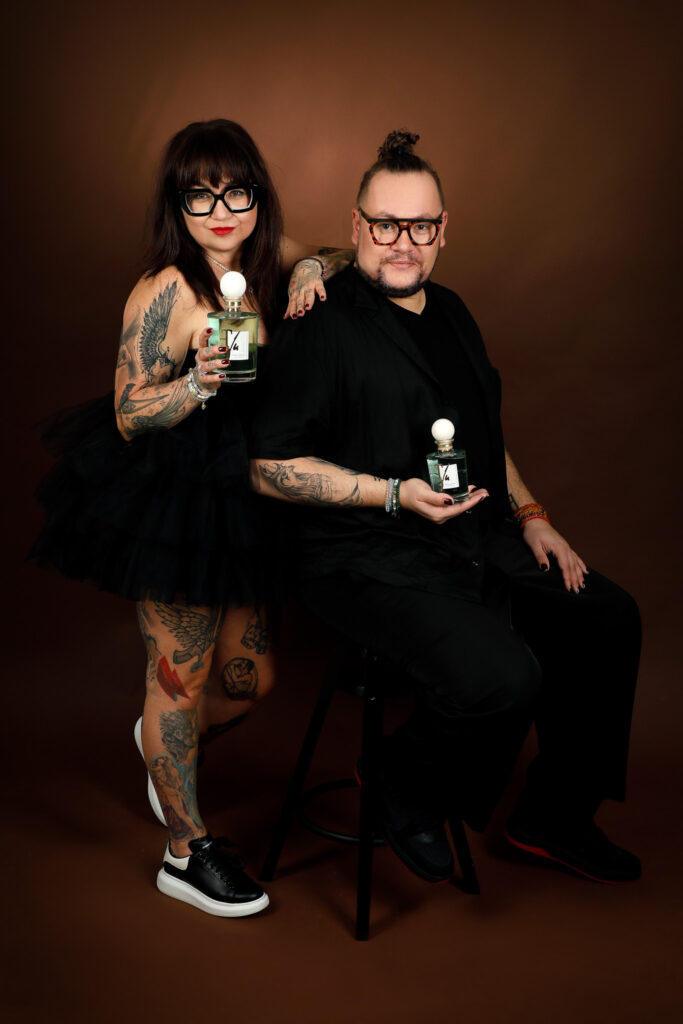 DYSBOUTIQUE firma projekt dvou přátel. Karolína a Tomáš. Brandové focení, Parfémy. Smích na fotografii
