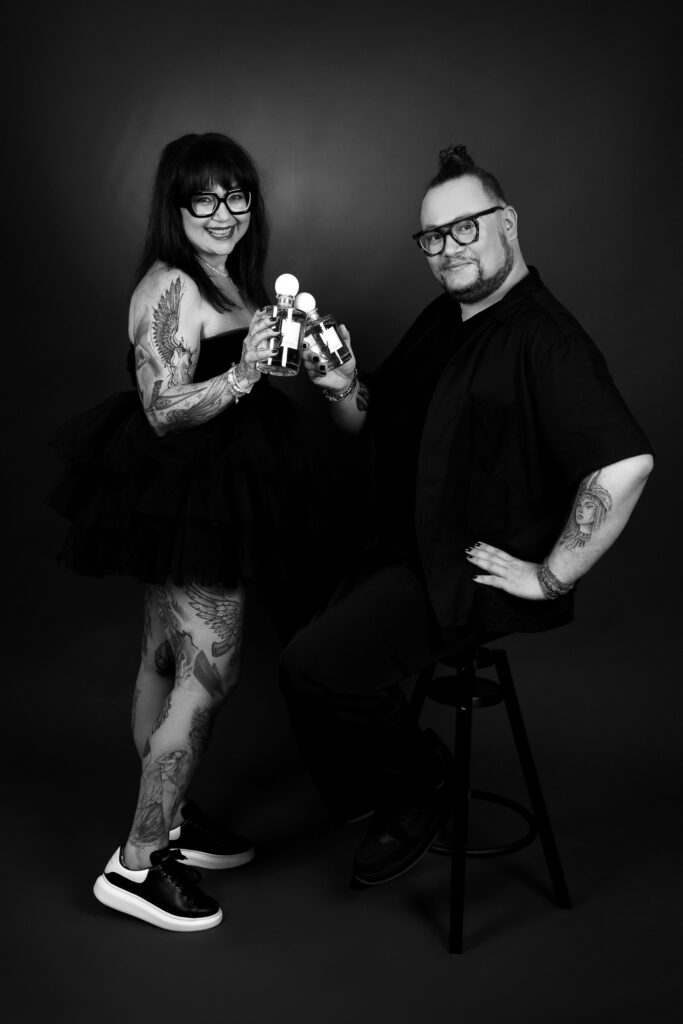 DYSBOUTIQUE firma projekt dvou přátel. Karolína a Tomáš. Brandové focení, Parfémy. Smích na fotografii
