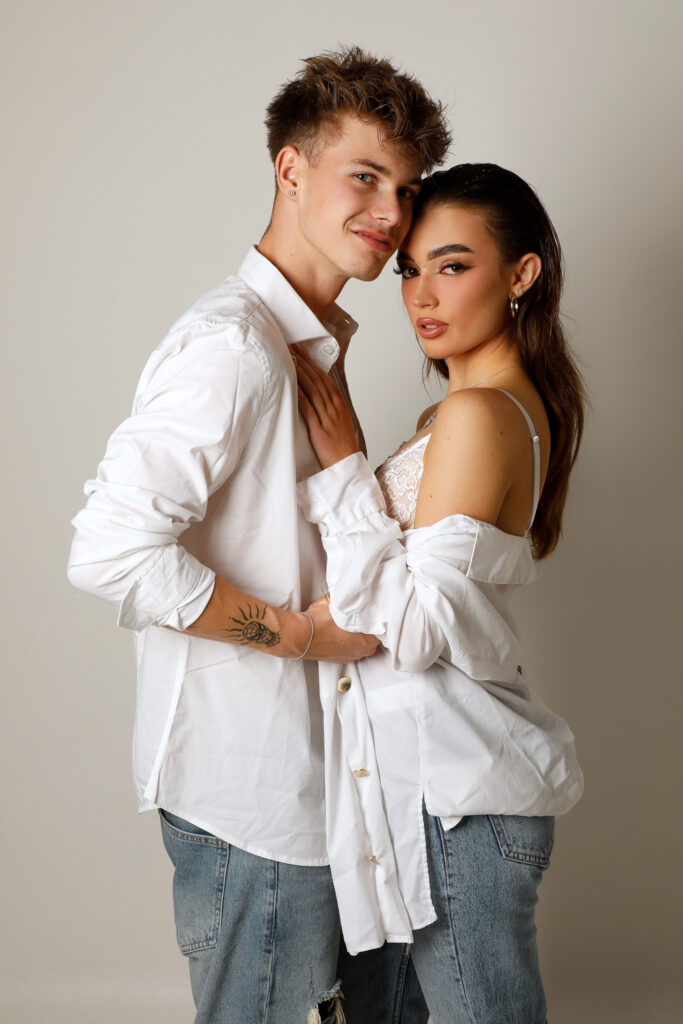 Párové fotografie, mladý pár Mája a Michal se fotí v ateliéru u Jany Hozové.