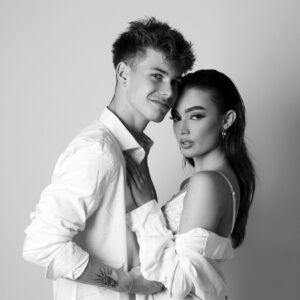 Michal a Mája párové focení, černobílá fotografie mladého páru.