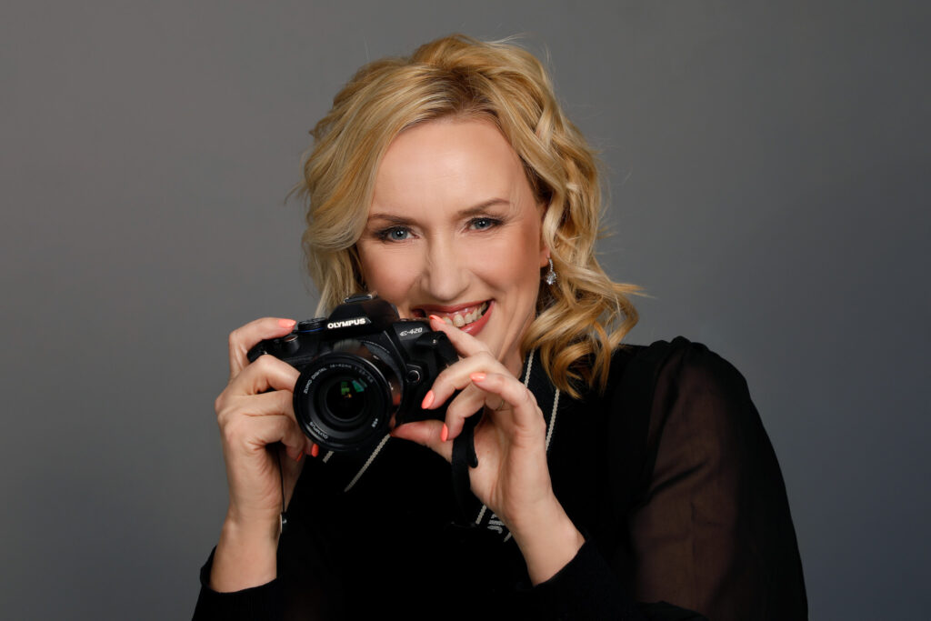 Brandové focení, realitní makléřka, barevná fotografie, upravená fotografie ženy smějící se do fotáku