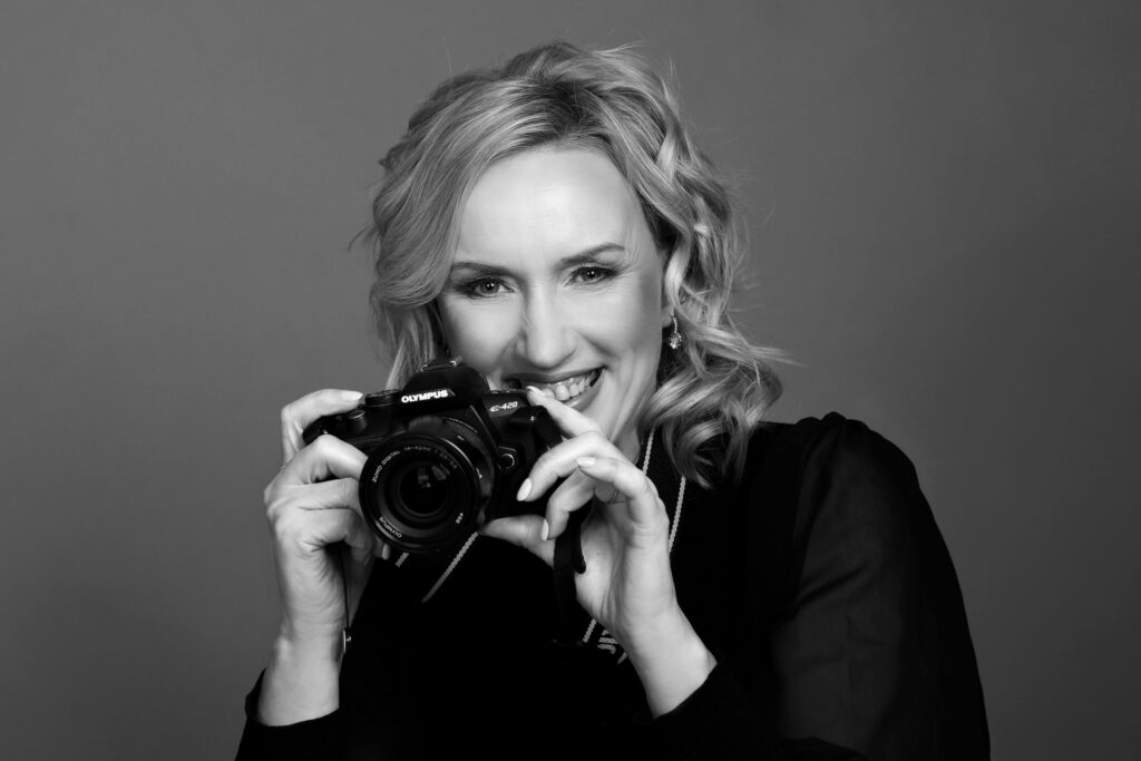 Brandové focení, realitní makléřka, černobílá fotografie, upravená fotografie ženy smějící se do fotáku