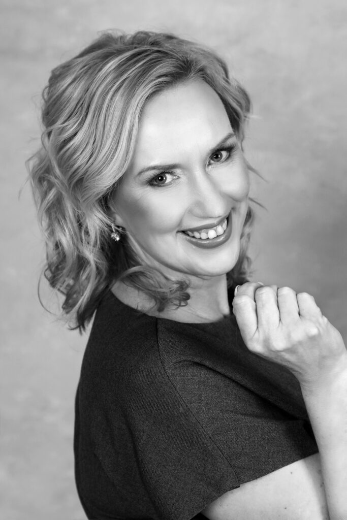 Brandové focení, realitní makléřka, černobílá fotografie, upravená fotografie ženy smějící se do fotáku