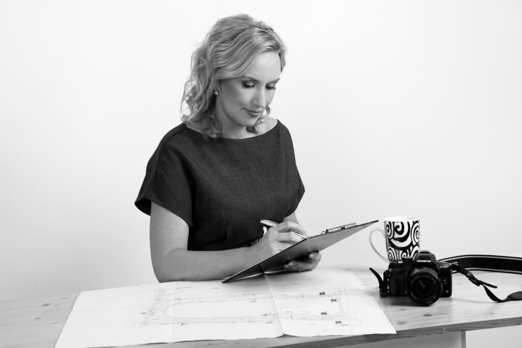 Brandové focení, realitní makléřka, černobílá fotografie, upravená fotografie ženy smějící se do fotáku