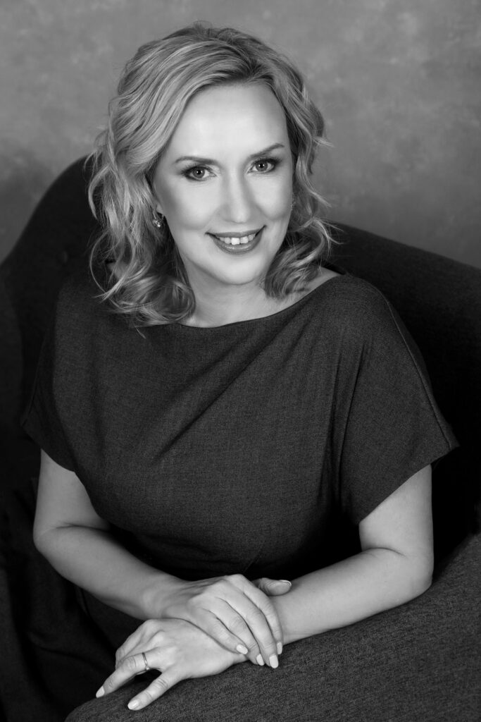 Brandové focení, realitní makléřka, černobílá fotografie, upravená fotografie ženy smějící se do fotáku