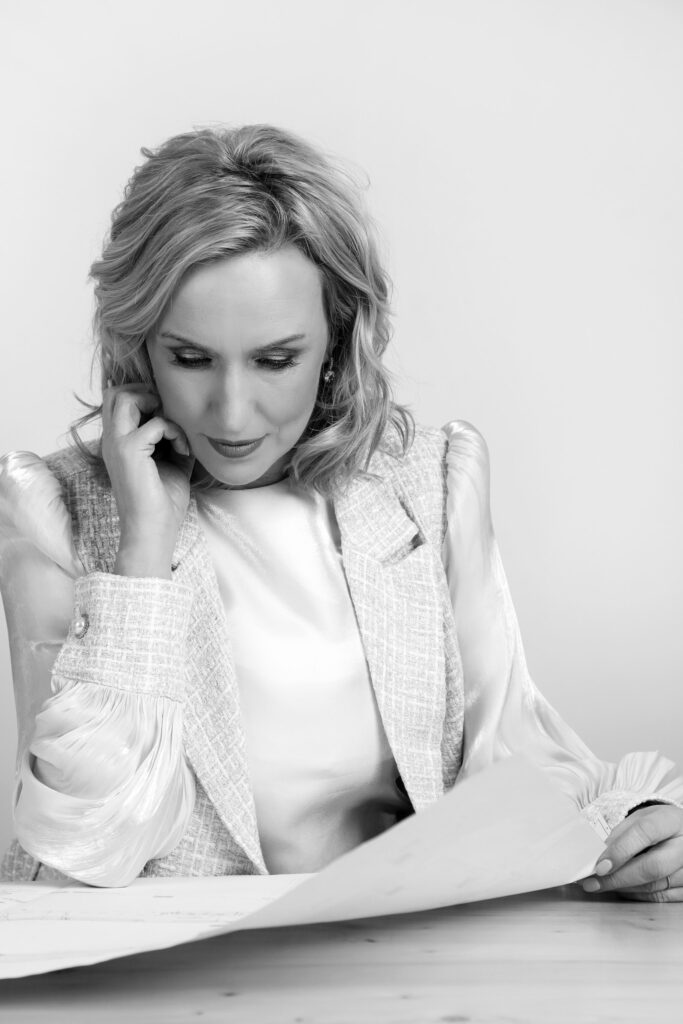 Brandové focení, realitní makléřka, černobílá fotografie, upravená fotografie ženy smějící se do fotáku