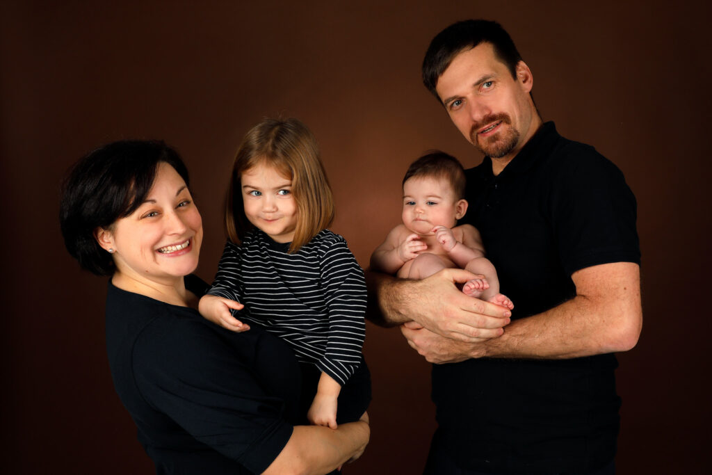 Rodinná fotografie na hnědém pozadí.