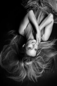 Černobílá fotografie, ležící fotka kreativní