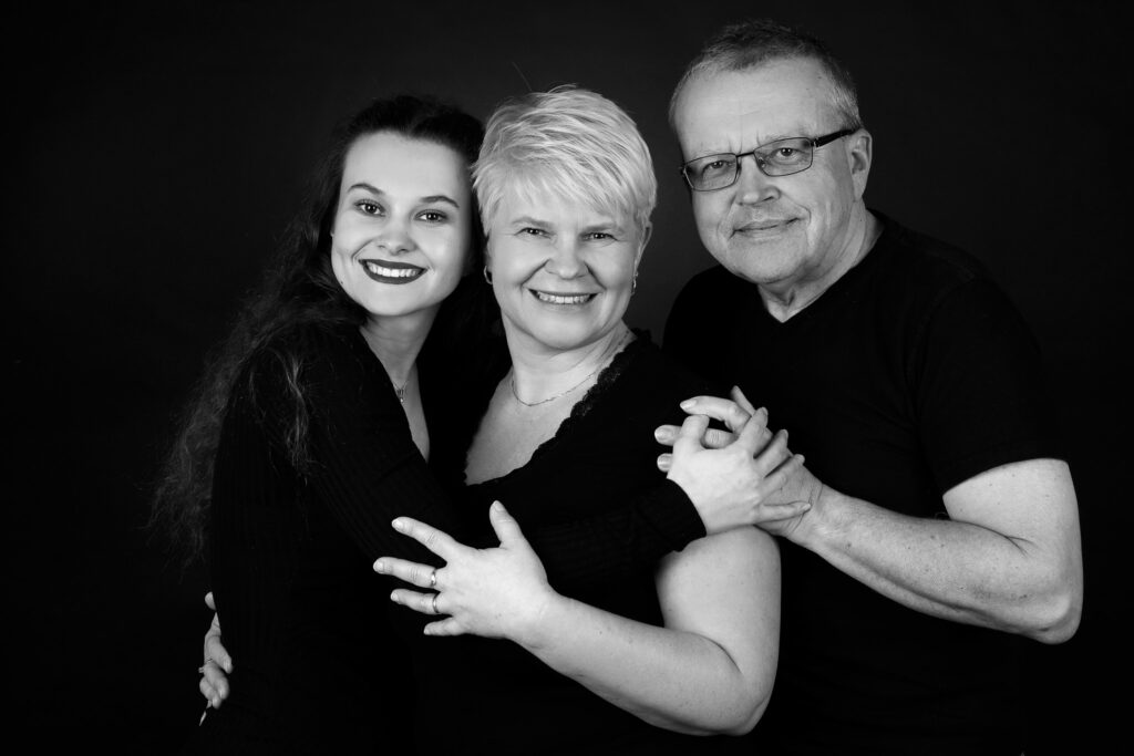 rodinná černobílá fotografie v ateliéru