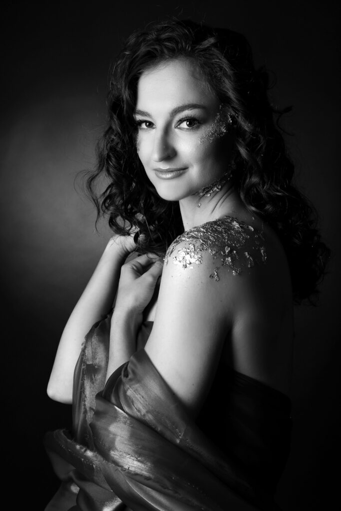 Kreativní fotografie zlata. Černobílá fotografie